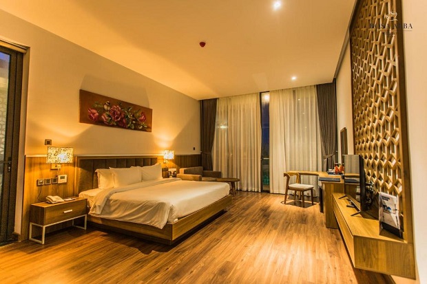 Phòng 1 giường đôi được trang bị nội thất gỗ cao cấp hiện đại